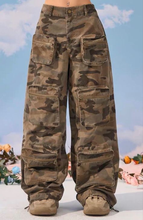 Patterned Pants Outfit, Ladies Joggers, Chubby Style, Best Wedding Suits, Military Pattern, Stylish Outfits Casual, Army Clothes, Big Pants, Camouflage Cargo Pants