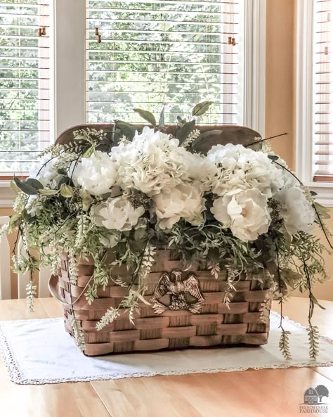 Picnic Basket Decor, Basket Flower Arrangements, Basket Centerpieces, Vintage Picnic Basket, Spring Floral Arrangements, Vintage Picnic, Faux Floral Arrangement, Floral Arrangements Diy, Flower Arrangements Diy