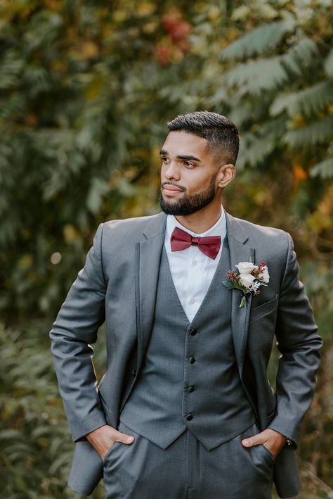 Groom posing Summer Groom, Poses Easy, Wedding Couple Photography, Wedding Pose Ideas, Groomsmen Wedding Photos, Groom Wedding Pictures, Solo Poses, Bride Groom Poses, Groom Photoshoot