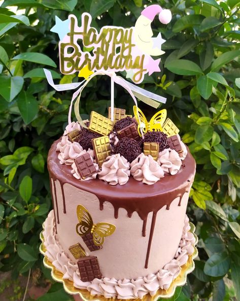 Chocolate cake, tabletas de chocolate, trufas y mariposas Chocolate Cake, Birthday Cake, Pastel, Cake, Birthday