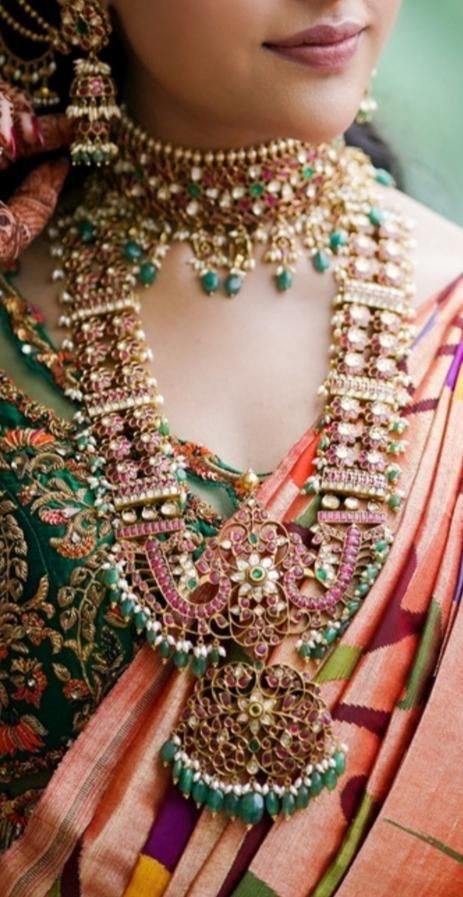 Temple Jewellery With Pearls, Jadau Kundan Jewellery, Rani Haram, Gold Kundan Jewellery, Reception Saree Ideas, Asian Bridal Jewellery, Indian Traditional Jewellery, Indian Antique Jewellery, Reception Saree