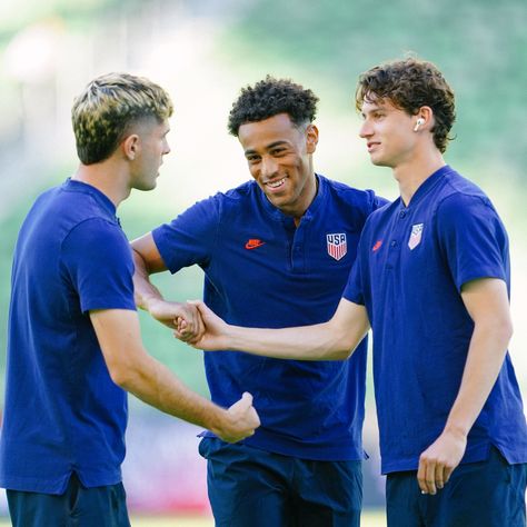 Brenden Aaronson, Tyler Adams, Curly Brown Hair, Football Wags, Soccer Boyfriend, Christian Pulisic, Us Soccer, Soccer Guys, Soccer Boys