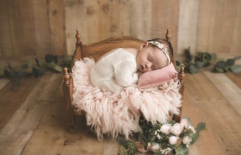 Newborn Photo Poses, Bed Photoshoot, Mini Bed, Baby Photo Shoot, Bed Baby, Family Poses, Newborn Shoot, Family Posing, Newborn Photoshoot