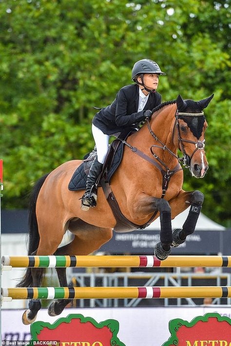 Kate Olsen Style, Equitation Aesthetic, Mary Kate Olsen Style, Olsen Style, Show Jumping Horses, Kate Olsen, Beautiful Horse Pictures, Black Helmet, English Horse