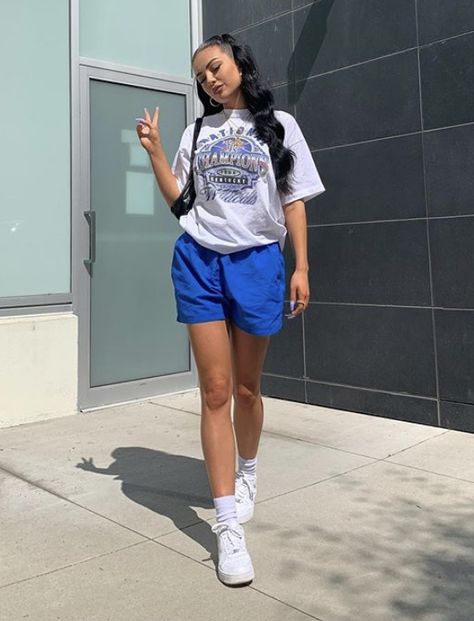 Cargo Shorts Outfits Women Summer Street Styles, Streetwear Outfit Shorts, Streetwear With Shorts, Track Shorts Outfit Street Styles, Summer Street Wear Women, Summer Urban Outfits, Sweatshorts Shorts Outfit Women, Cookout Outfit Summer Casual, Basketball Shorts Outfit Women Style