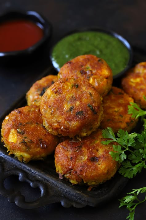 Aloo Tikki Recipe, Healthy Indian Snacks, Aloo Tikki, Veg Snacks, Indian Appetizers, Cutlets Recipes, Diwali Food, Vegetarian Indian, Vegetarian Snacks Recipes