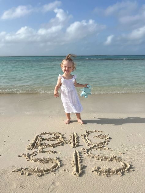 Pregnancy Announcement Beach, Second Pregnancy Announcement, Beach Baby Announcement, Pregnancy Photoshoot Beach, Becoming A Big Sister, Beach Pregnancy Announcement, Beach Maternity Pictures, Baby 2 Announcement, Second Baby Announcements