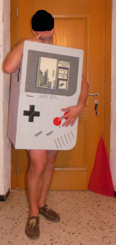 Costume Japan theme. Game Boy by Nintendo ! Made with wood, cardboard, fabric, paper printouts. Gameboy Costume Diy, Gameboy Costume, Japan Theme, Diy Halloween Games, 90s Party, Diy Games, Diy Crafts To Do, Diy Cardboard, Game Boy