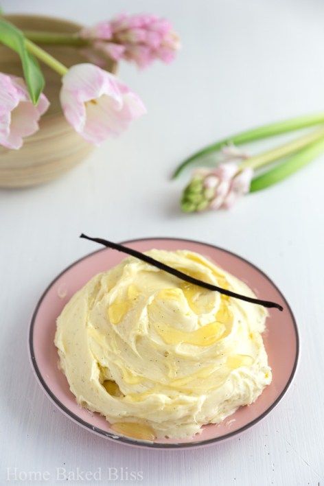 Vanilla Honey Butter #vanilla #honeybutter #spread | homebakedbliss.com Whipped Honey Butter, Homemade Honey Butter, Flavored Butter Recipes, Compound Butter Recipe, Honey Butter Recipe, Clover Honey, Butter Toast, Vanilla Honey, Whipped Honey