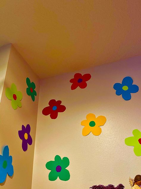 Indie Wall Art, Indie Wall Painting, Indie Flowers, Y2k Wall Decor Ideas, Murakami Flower Bedroom, Indie Wall Mural, Indie Flower Painting, Kidcore Aesthetic Room, Things To Paint On Walls Bedrooms Indie