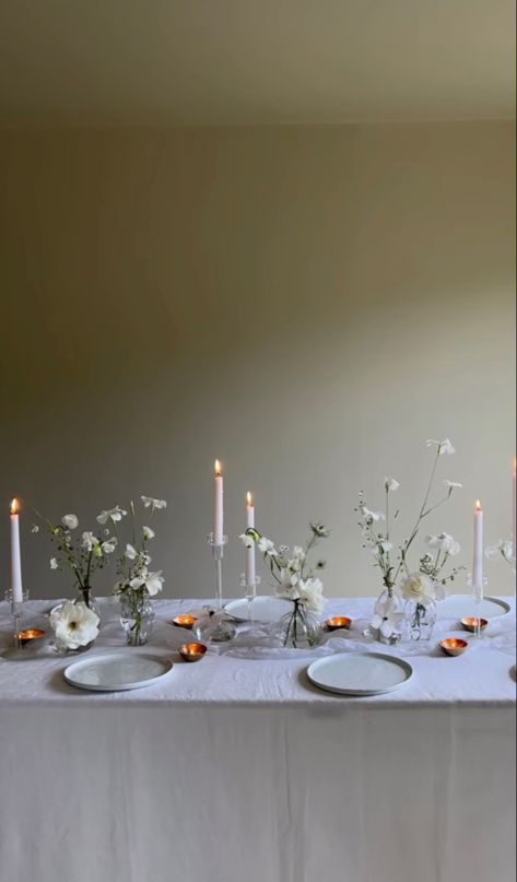 White Table Cloth Dinner Party, Clean Party Aesthetic, Dinner For Two Table Setting Romantic, Flowers For Dinner Table, Wedding Dinner Set Up, Simple Dinner Table Setting, Simple Dinner Party Table Decor, Romantic Dinner Party Decor, Simple Sweets Table