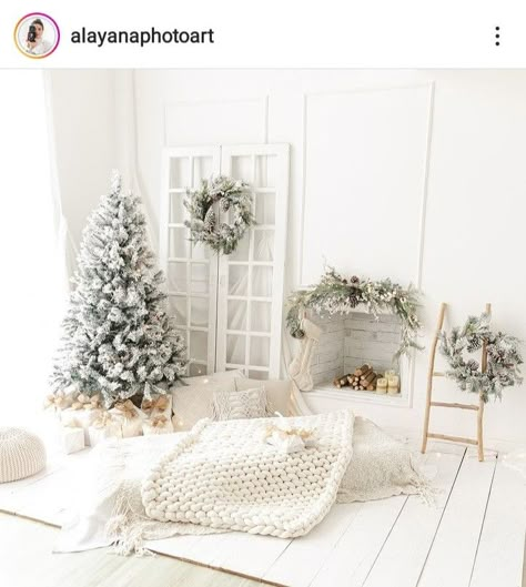 Christmas White Photoshoot, White And Green Christmas Photoshoot, Studio Photography Christmas, Fall Mini Sessions Indoor, Holiday Set Up Photography, Xmas Studio Photo Ideas, Small Studio Christmas Decor, White Christmas Set Photography, Christmas Photoshoot Decor Ideas