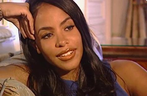 Aaliyah Interview, Dark Feminity, Nitro Pfp, 90s Core, Aaliyah Aesthetic, Aaliyah Outfits, Aaliyah Hair, 90s Makeup Look, Female Goat