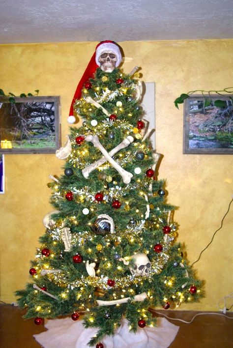 Pirates of the Caribbean themed Christmas tree Christmas Tunnel, Christmas Decorations Theme, Year Round Christmas Tree, Skull Christmas Tree, King Caesar, Pirate Christmas, Winter Solstice Party, Why Is The Rum Gone, Caribbean Christmas