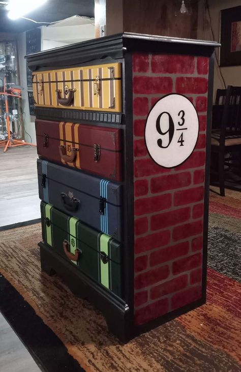 Harry Potter Dresser, Harry Potter Dorm Room, Harry Potter Dorm, Hogwarts Room, Harry Potter Themed Room, Harry Potter Bedroom Decor, Stile Harry Potter, Harry Potter Nursery, Harry Potter Room Decor