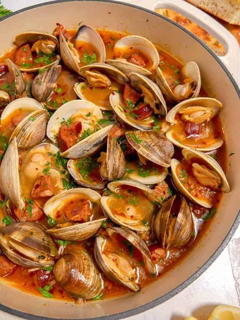 Little Neck Clam Recipes, Clam Dishes, Dinner Cravings, Clam Recipe, Littleneck Clams, Clams Recipe, Seafood Dish Recipes, Mussels Recipe, Portuguese Food