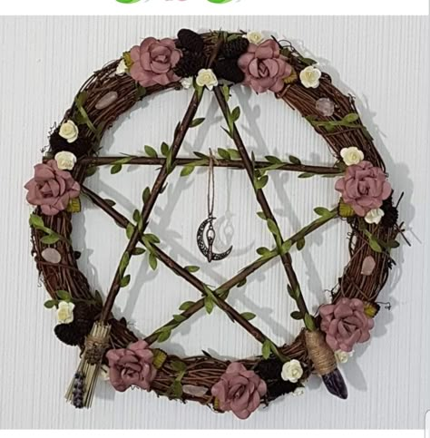 Pentagram Wreath Diy, Pentagram Dreamcatcher, Dry Flowers Arrangements Ideas, Witchy Wreaths, Pentagram Wreath, Witchy House Decor, Wicca Crafts, Viking Compass Tattoo, Flowers Arrangements Ideas