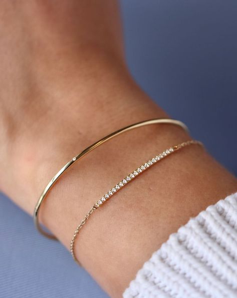 Minimalist Accessories Jewellery, Simple Gold Bangle, Gold Bracelets Stacked, Gold Bracelet Simple, Minimalist Accessories, Bracelets Gold Diamond, Gold Bracelet For Women, Simple Bracelets, Classy Jewelry