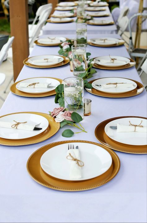 Budget Wedding Table Settings, Good Charger Plates Wedding, Gold Plates Wedding Table Settings, Gold Chargers Wedding Place Settings, Gold Chargers Wedding, Wedding Chargers, Wedding Plate Setting, Charger Plates Wedding, Floating Candles Wedding