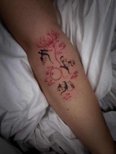 Spider Lily Koi Fish Tattoo, Dragon And Spider Lily Tattoo, Spider Lilly Tatoos Design, Black And Red Tattoos For Women, Red Spider Lily Tattoo, Anime Tats, Dragon Tattoo Leg, Spider Lily Tattoo, Second Tattoo