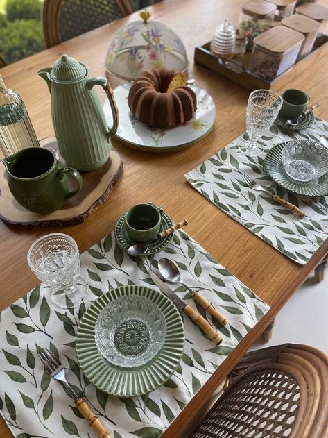 Table Runner For Small Round Table, Table Dish Setting, Diner Table Decoration Ideas, Cafe Table Setting, Modern Wooden Table, Wooden Table Design, Dinner Room Table, Side Table Ideas, Palette Table