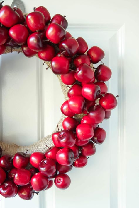 Apple Wreath Diy, Christmas Balls Wreath Diy, Food Wreath, Thanksgiving Wreaths Diy, Dollar Tree Wreath, Advent Wreath Diy, Simple Wreath, Apple Wreath, Apple Christmas