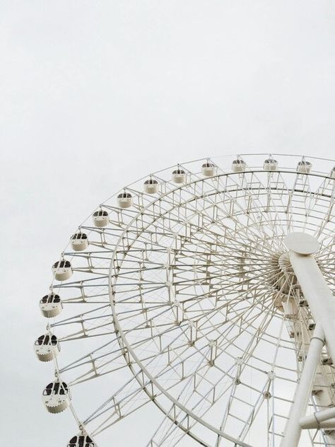 Holllly ferris wheel ❤❤ White Aesthetics, Ferris Wheels, Color Aesthetic, White Sky, Aesthetic White, 背景 シンプル, Luna Lovegood, Photo Wall Collage, Black And White Aesthetic