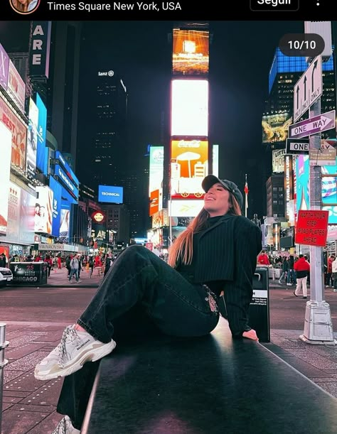 Time Square New York Poses, Picture Poses New York, Poses In New York City, New York Photoshoot Winter, Time Square New York Pictures Ideas, Time Square Photo Ideas, Time Square New York Outfit, Time Square Outfit, Times Square Outfits