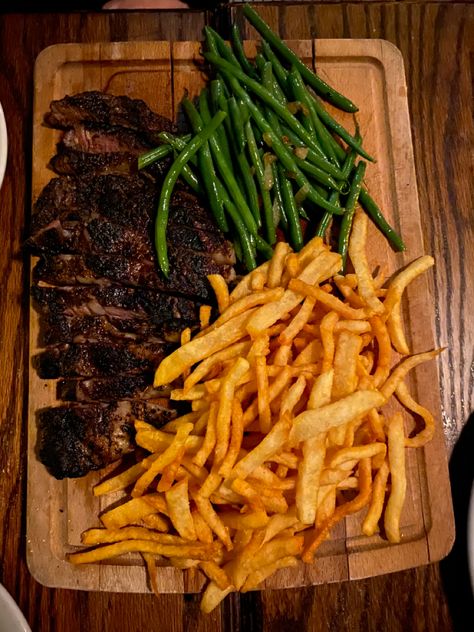 Beouf #steak for great #steakdinnerideas. Enjoy with french froes and buttered #veggies. Steak And Fries Dinner, French Steak, 3 Ingredient Dinners, Dinners Easy, Steak Frites, Meal Prep Clean Eating, Steak Fries, Steak Dinner, Food Platters