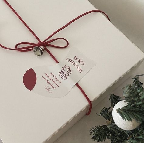 Christmas Packaging Aesthetic, White Packaging Ideas, Cute Wrapping Ideas For Christmas, Christmas Hampers Packaging, Friendsmas Gifts, Christmas Gift Packaging Ideas, Gift Presentation Ideas, Christmas Packaging Ideas, Christmas Box Ideas