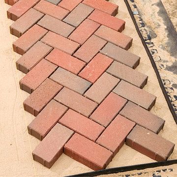 How to Set a Diagonal Herringbone Brick Pattern Herringbone Path, Brick Walkway Diy, Diy Brick Patio, Herringbone Brick Pattern, Herringbone Brick, Brick Paver Patio, Brick Patterns Patio, Paver Designs, Patio Pavers Design