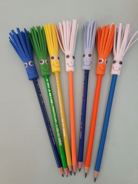 Colorful monster pencil toppers Pencil Crafts For Kids, Pencil Topper Crafts, Kites Craft, Pen Toppers, Personalized School Supplies, Pencil Crafts, Teachers Day Card, Baby Art Projects, Preschool Classroom Decor