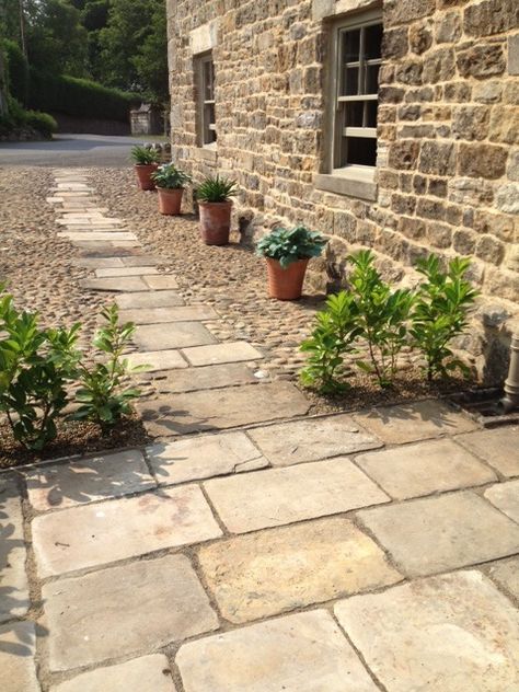 Flagstone and cobble detail from Clothshed http://theclothshed.blogspot.co.uk Garden Seating Area, Walkway Landscaping, Small Courtyard Gardens, Dirt Roads, Courtyard Gardens Design, Flagstone Patio, Garden Paving, Cottage Garden Design, Gravel Garden