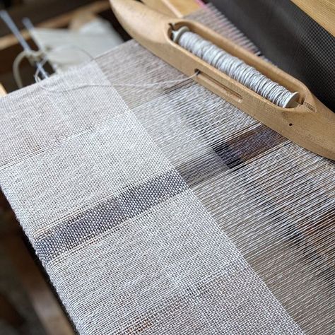 The Agnes Martin Scarf by Mariah Gaar  #Regram via @B0qsfjYJpvA Table Loom, Rigid Heddle Weaving Patterns, Weave Scarf, Weaving Patterns Design, Weaving Scarfs, Pattern Minimalist, Woven Shawls, Weaving Tapestry, Linen Weaving