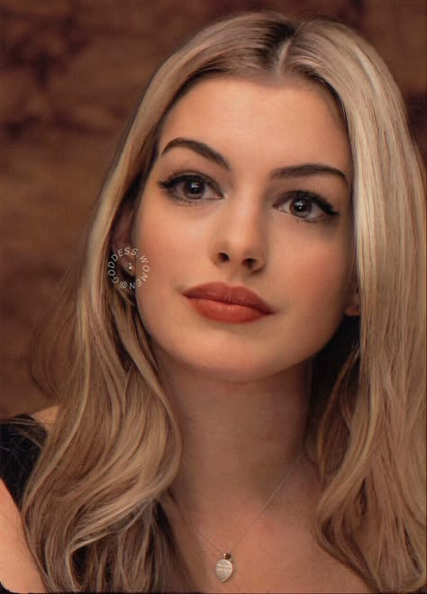 Anne Hathaway Blonde, Angelie Jolie, Anne Hattaway, Ann Hathaway, Anne Hathaway Style, Bentuk Alis, Beautiful Brown Eyes, Marilyn Monroe Photos, Actrices Hollywood