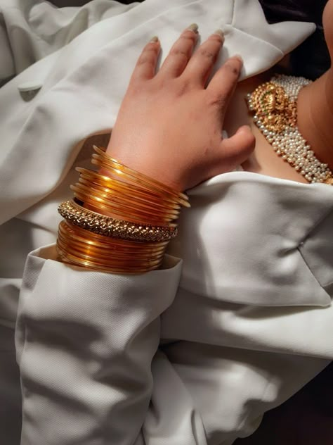 Reshmi Churi, Glass Bangles Indian, Bangle Outfit, Desi Jewelry, Indian Dress Up, Colorful Bangles, Jewelry Knowledge, Bridal Jewellery Design, Gold Mangalsutra Designs