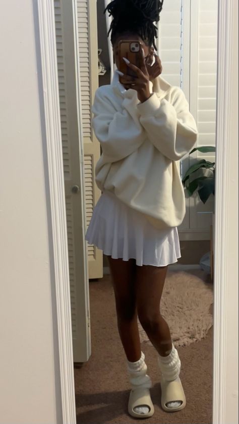 How To Style A Sweater With A Skirt, Sweater And Tennis Skirt Outfit, White Tennis Skirt Outfit Fall, White Skirt With Sweater, White Skirt And Sweater Outfit, White Knitted Sweater Outfit, Emi Core, Tennis Skirt Outfit Winter, Outfits With White Skirt