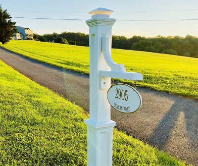 a Address Post Ideas, Diy Address Sign Ideas, Cape Cod Curb Appeal, Address Sign Ideas Driveway, Wooden Address Sign, Address Sign Post, Front Foor, White Window Boxes, Entry Exterior