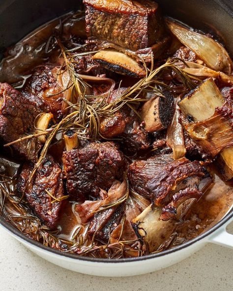 How To Make Braised Beef Short Ribs Baked in a Dutch Oven. This comforting low carb recipe is easy comfort food. You'll need bone in (boneless won't cut it!) short ribs, onion, garlic, liquid like red wine or broth, herbs like rosemary or thyme. Dutch Oven Ribs, Easy Oven Recipes, Le Creuset Recipes, Best Dutch Oven, Beef Short Rib Recipes, Short Ribs Recipe, Diner Recept, Dutch Oven Cooking, Dutch Ovens