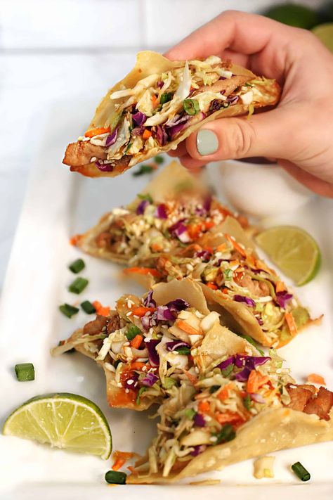 This copycat APPLEBEES CHICKEN WONTON TACOS recipe consists of a crispy wonton shell filled with honey-garlic chicken, an Asian slaw. Topped with sweet chili sauce, sesame seeds and cilantro - it's the perfect appetizer recipe. Wonton Tacos Recipe, Applebees Chicken, Copycat Applebees, Chicken Wonton Tacos, Wonton Wrapper Recipes, Wonton Tacos, Chicken Wontons, Crispy Wonton, Wonton Recipes