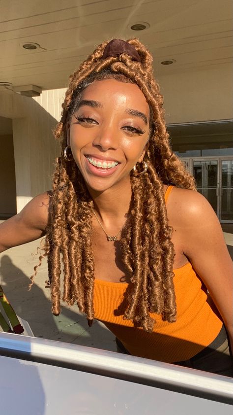 Golden Brown Butterfly Locs, Blonde Butterfly Locs Bob, Honey Blond Butterfly Locs, Honey Brown Butterfly Locs, Butterfly Locs With Color Brown, Blond Butterfly Locs, Light Brown Butterfly Locs, Honey Blonde Butterfly Locs, Butterfly Locs Blonde