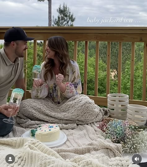 Gender Reveal Picnic For Two, Intimate Gender Reveal For Couple, Family Gender Reveal Ideas Photo Shoot, Private Gender Reveal Photoshoot, Intimate Gender Reveal Photoshoot, Home Gender Reveal Ideas, Gender Reveal Intimate Ideas, Intamite Baby Gender Reveal, Gender Reveal Private