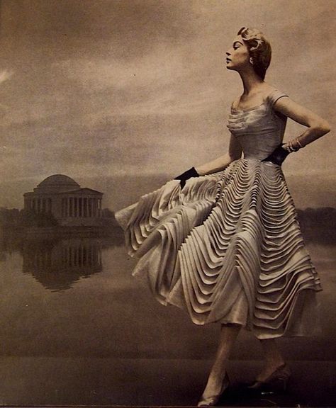 vogue 1954 Ceil Chapman, 1950 Fashion, Fifties Fashion, Look Retro, Fashion 1950s, Vintage Fashion Photography, Vintage Gowns, Vintage Couture, Vintage Glam