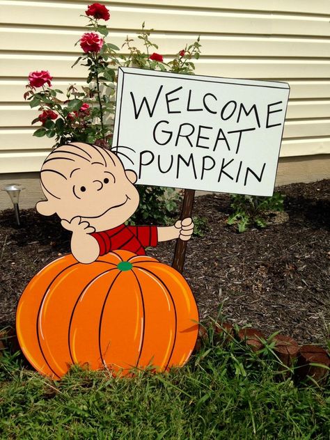 Peanuts Halloween outdoor decor choices including several that are hand made. #peanutsdecor #halloweendecor #halloweenoutdoordecor #thegreatpumpkin #funkthshouse Linus Peanuts, Spooky Outdoor Halloween Decor, Scary Halloween Decorations Outdoor, Halloween Yard Art, Great Pumpkin Charlie Brown, Charlie Brown Halloween, Peanuts Halloween, Snoopy Halloween, Halloween Decorations Diy Outdoor