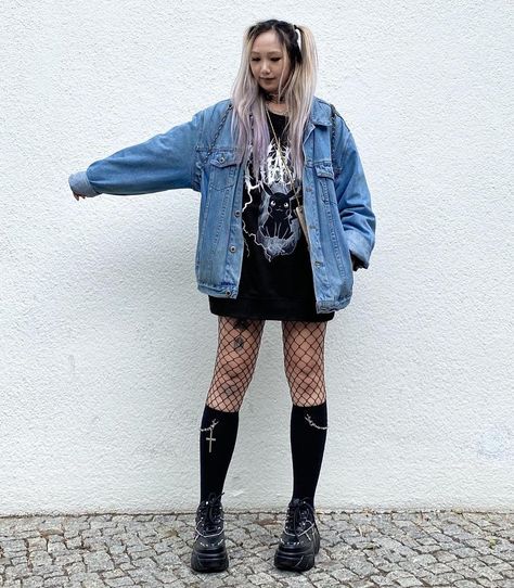 Alt Jean Jacket Outfit, Goth Jean Jacket Outfit, Alt Outfits Concert, Goth Jean Jacket, Oversized Alt Outfits, Oversized Jean Jacket Outfit Aesthetic, Jean Jacket Grunge, Denim Skirt Outfit Winter, Denim Jacket Grunge