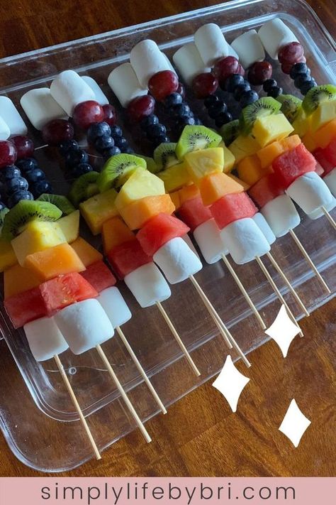 Rainbow Fruit Skewers, Fruit Kebabs, Fruit Platter Designs, Decorações Com Comidas, Fruit Skewers, Fruit Kabobs, Rainbow Fruit, Party Food Platters, Sweet Fruit