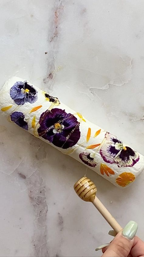 cheesepleaseorlando on Instagram: Floral Goat Cheese 💐 This is perfect for spring time and an easy way to wow your guests! DISCLAIMER: We ALWAYS use gloves when prepping… Garden Charcuterie Board, Floral Cheese Board, Edible Flowers Charcuterie, Spring Cheese Board, Cheese Board With Flowers, Decorated Goat Cheese, Charcuterie Flower Meat, Cheese Flowers Charcuterie, Flower Meat And Cheese Tray