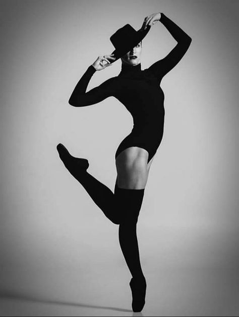 Jazz Dancers Photography, Dance Poses On Pointe, Ballet Inspired Photoshoot, Jazz Photoshoot Poses, Dance Photography Jazz, Ballet Studio Photography, Modern Dance Photography Poses, Dancer Photoshoot Ideas, Dancer Poses Photography