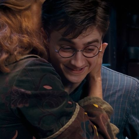 Harry Potter Happy, Hogwarts Dark Academia, Harmony Harry Potter, Photos Dump, Daniel Radcliffe Harry Potter, Gryffindor Aesthetic, Welcome To Hogwarts, Harry James, Harry James Potter