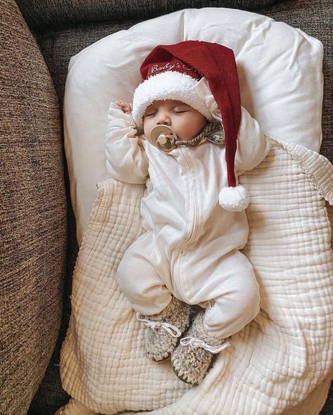 Christmas Pics With Newborn, Newborn Christmas Aesthetic, Christmas Card Photo Ideas Newborn, Newborn New Years Outfit, At Home Christmas Newborn Photoshoot, December Newborn Outfits, Baby's First Christmas Photos, Christmas Baby Hospital Pictures, First Christmas Photos Newborn